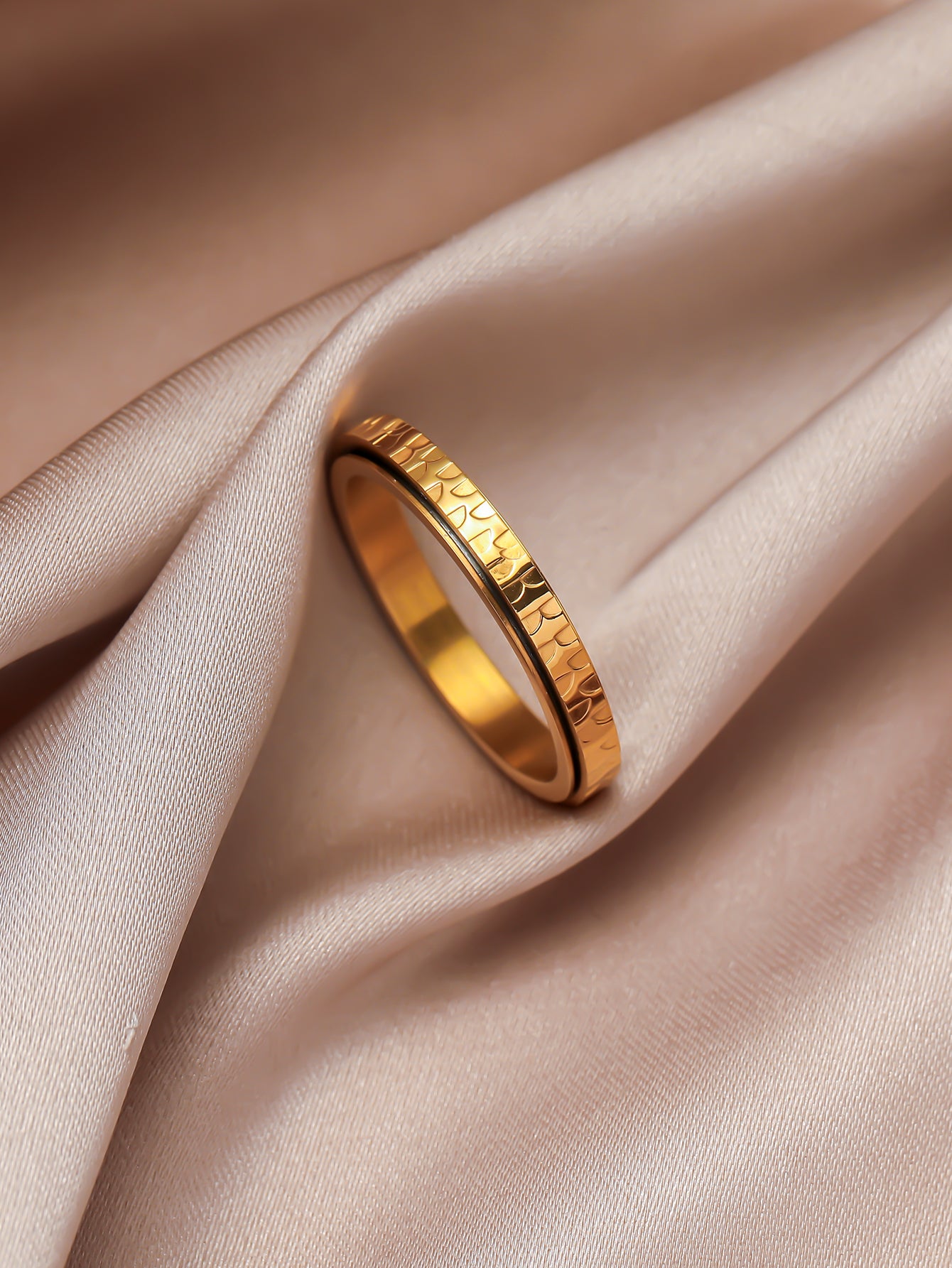 This 3mm spinner fidget ring leans on the soft velvet,presenting its texture