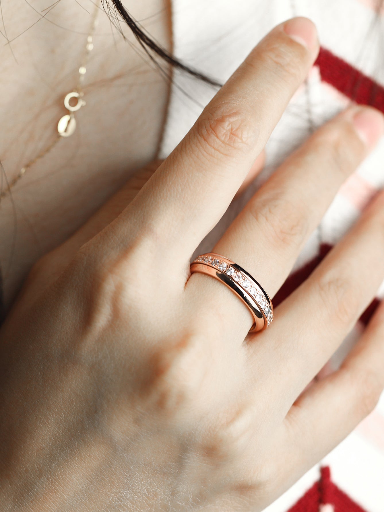 Woman wearing Calmfor Moissanite Spinner Ring(Rose Gold finish) – Elegant Stress Relief Jewelry