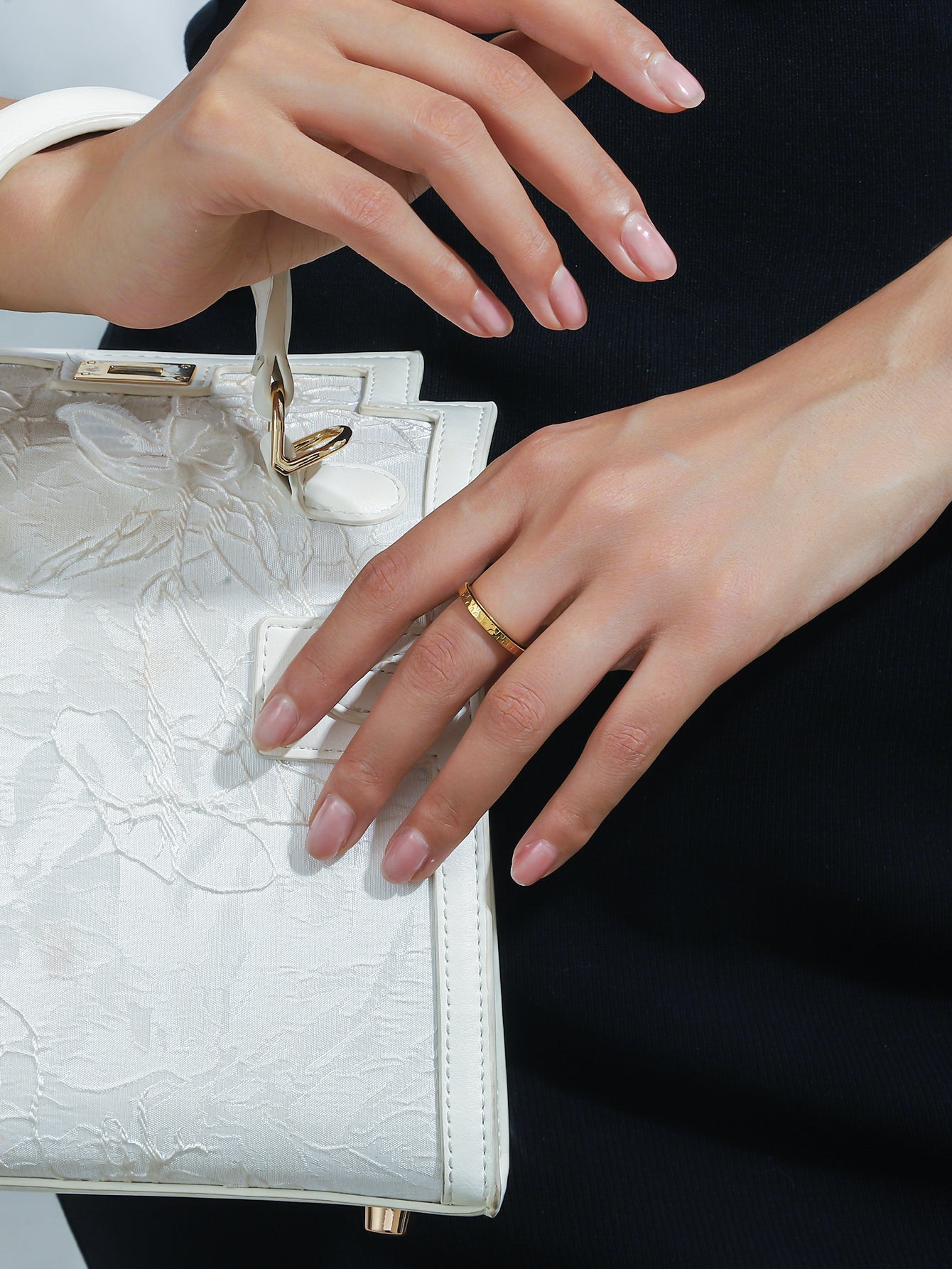 the woman wearing this ring perfectlly fit her stylish bag