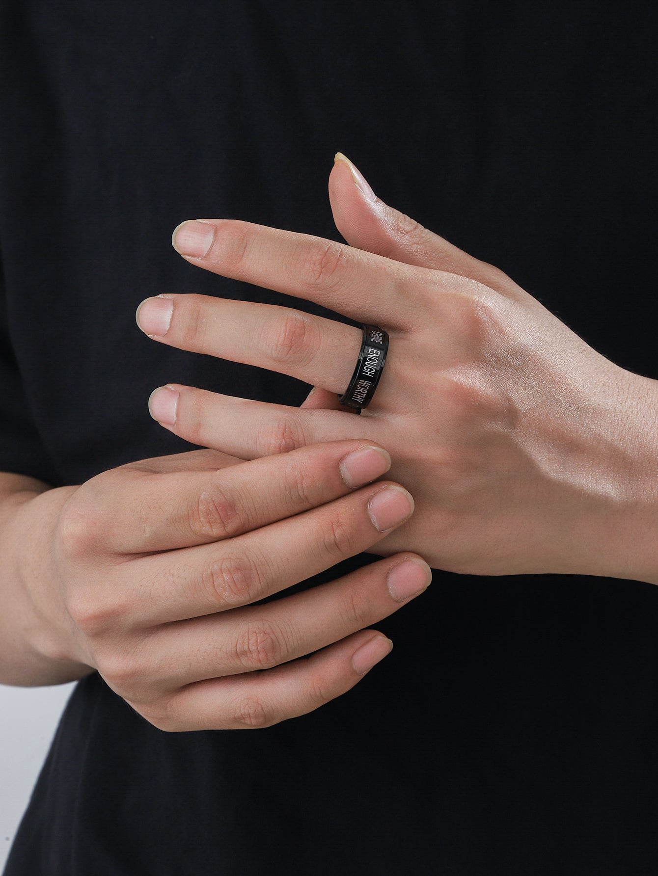 A man wearing this positive words spinner ring