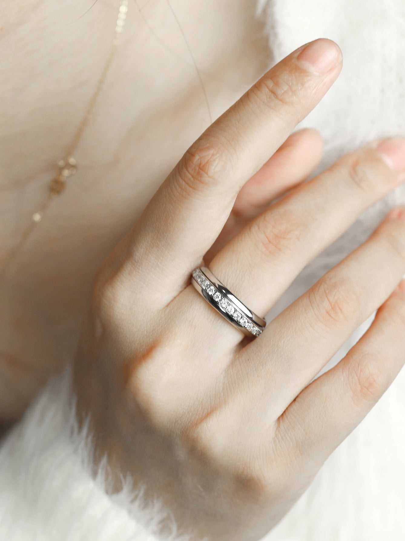 Woman wearing Calmfor Moissanite Spinner Ring（White Gold finish) – Elegant Stress Relief Jewelry